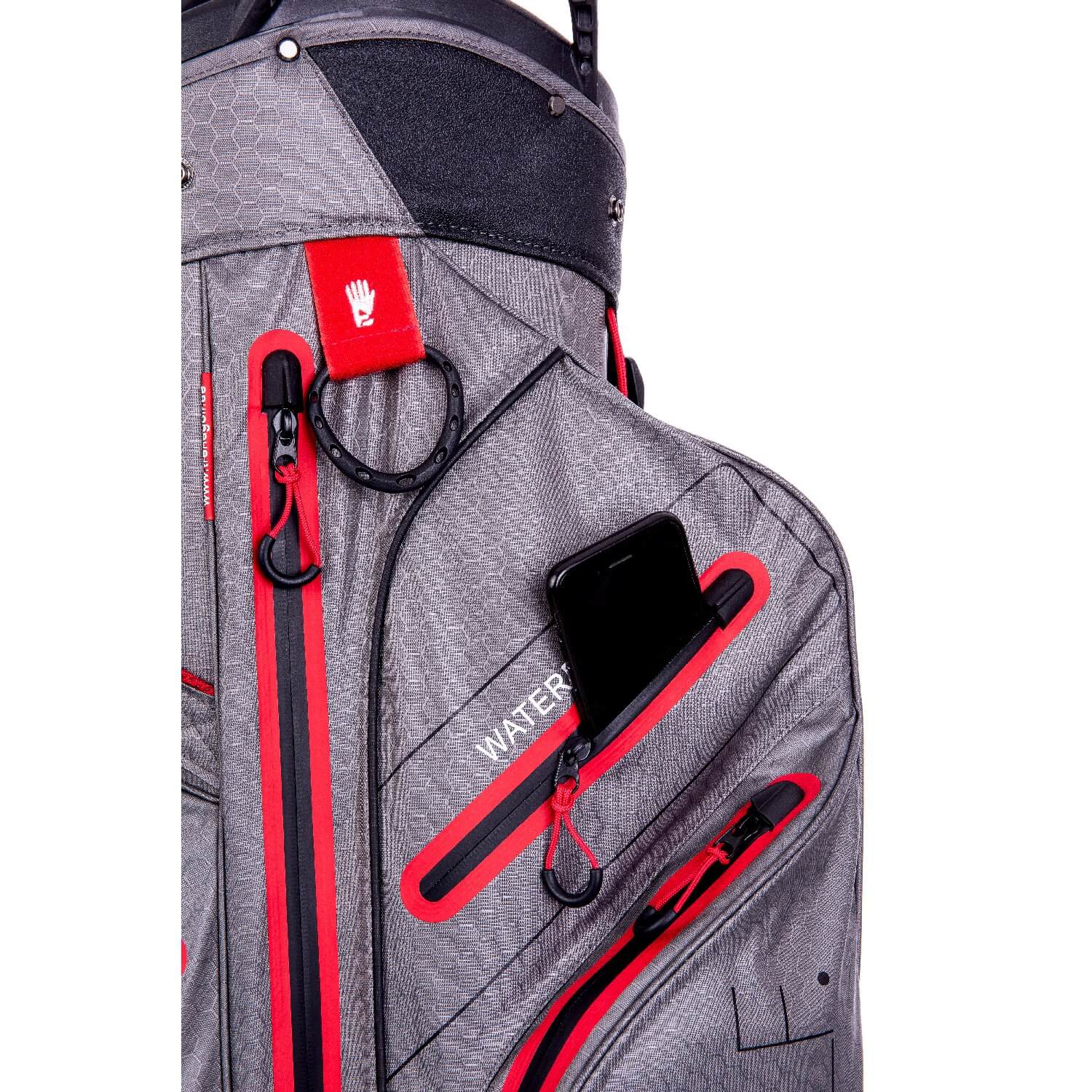 Die rote trendGOLF Golfbag vor weißem Hintergrund mit Focus auf die Extrataschen & den Handtuchhalter